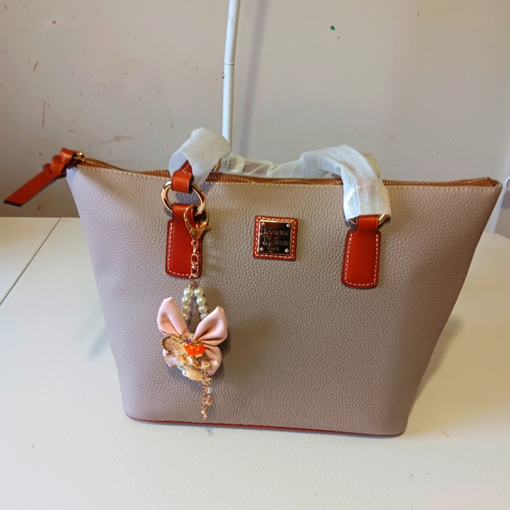 Elegant Beige Handbag with Pink Charm